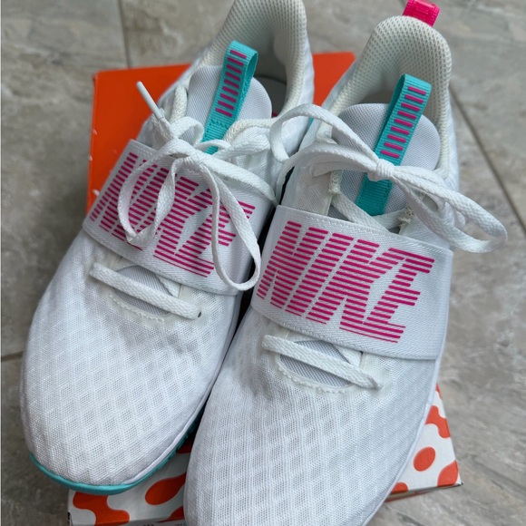 Nike Women’s Renew In Season TR 9 White and Pink Athletic Shoes - Picture 3 of 6
